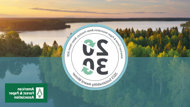一张日落时河边受保护的林地的照片，上面覆盖着2023年可持续发展奖得主的徽章